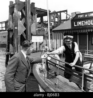 Jour de jeu sur la Tamise, Limehouse, Londres, 1954. Artiste : Henry Grant Banque D'Images