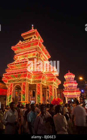 L'Inde, le Kerala, Koorkancherry Thaipooya Mahotsavam festival, Temple Sree Maheswara, illuminé la nuit, passerelles Banque D'Images