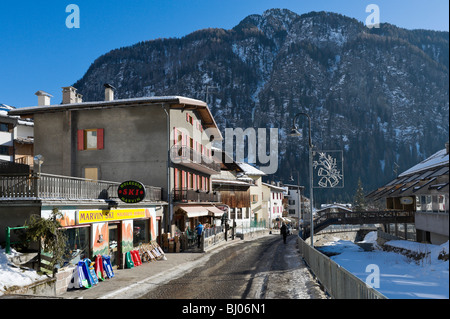Le centre du village, Campitello, Val di Fassa, Dolomites, Italie Banque D'Images