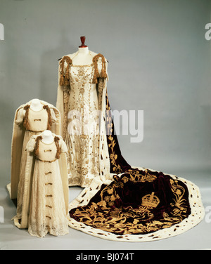 Robes et robes de couronnement portées par la reine mère et les princesses Elizabeth et Margaret, 1937. Créateur : Madame Handley-Seymour. Banque D'Images