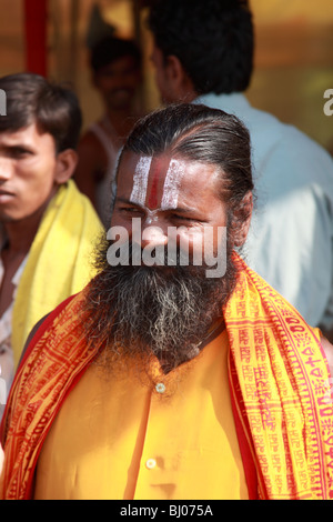 Le Brahmane à l'Diwahli festival, près de Varanasi en Inde Banque D'Images