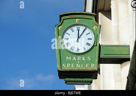 Horloge Sychronome sur Marks and Spencers boutique en ville de York dans le North Yorkshire England Uk Banque D'Images