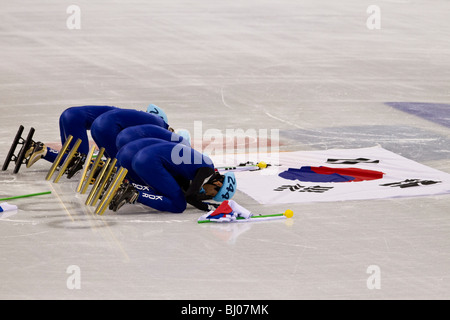 L'équipe coréenne après avoir remporté la médaille d'argent en patinage de vitesse courte piste 5000m hommes épreuve de relais aux Jeux Olympiques d'hiver de 2010 Banque D'Images