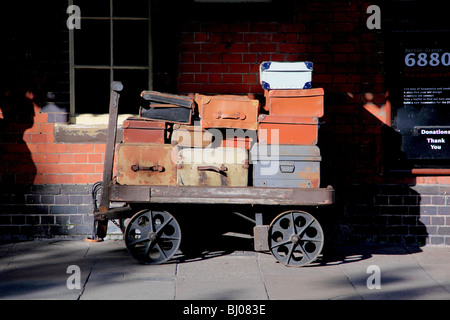 Old fashioned assurance, valises, sur un chariot à la gare de Llangollen Banque D'Images