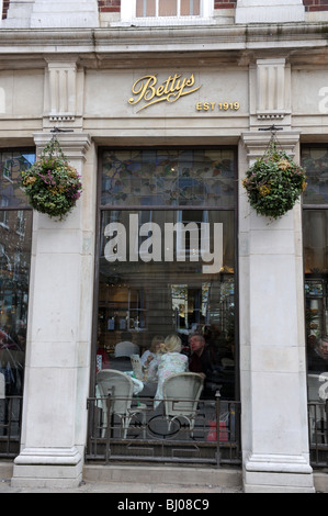 Salons de thé Bettys cafe et ville de York dans le North Yorkshire England Uk Banque D'Images