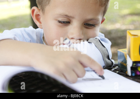 Dessin de l'enfant dans un livre de coloriage Banque D'Images