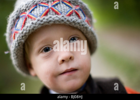 Portrait de jeune garçon portant un chapeau d'hiver. Banque D'Images