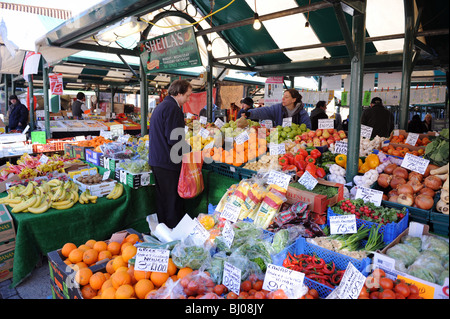 Stand de fruits et légumes sur le marché de New York Ville de New York dans le North Yorkshire England Uk Banque D'Images