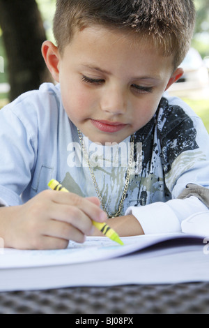 Dessin de l'enfant dans un livre de coloriage Banque D'Images