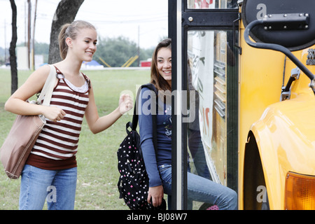 Les élèves de monter dans un autobus scolaire Banque D'Images