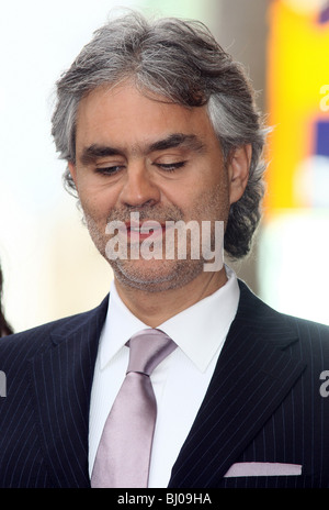 ANDREA BOCELLI Andrea Bocelli honoré avec une étoile sur le Hollywood Walk of Fame HOLLYWOOD Los Angeles CA USA 02 Mars 2010 Banque D'Images