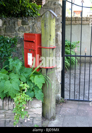 Red Royal Mail postbox sur un poteau à l'extérieur une maison telepgraph dans l'île de Wight UK Banque D'Images