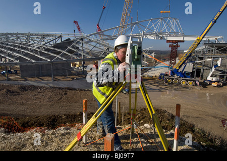 Un expert sur un chantier pendant la construction d'un nouveau stade de football pour le Brighton and Hove Albion FC. Banque D'Images