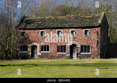 Dunham Massey Deer Park, l'ancienne grange cottages dans le parc Banque D'Images