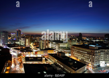 Nuit paysage urbain du centre-ville de Birmingham, West Midlands. Banque D'Images