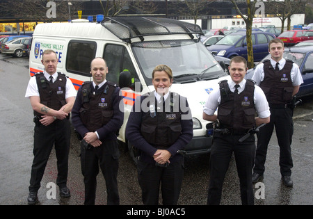 Cinq agents de police de la vallée de la Tamise en face d'un fourgon de police UK Banque D'Images