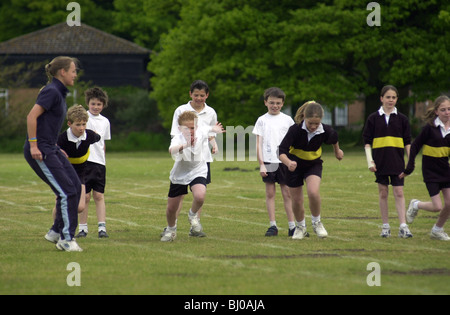 Les enfants commencent une course de relais UK Banque D'Images