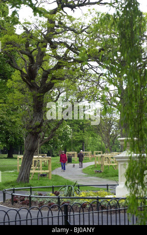 Couple de personnes âgées à pied dans leur daogs Wardown Park Luton, Bedfordshire, Royaume-Uni Banque D'Images
