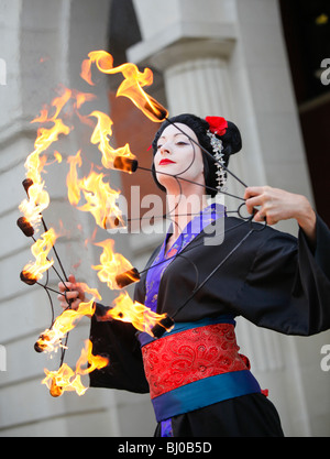 Mangeur de feu Brindleyplace, Birmingham, West Midlands. Banque D'Images