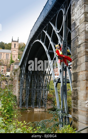 Surveyor de l'inspection du pont de fer à Ironbridge, Telford, Shropshire. Banque D'Images