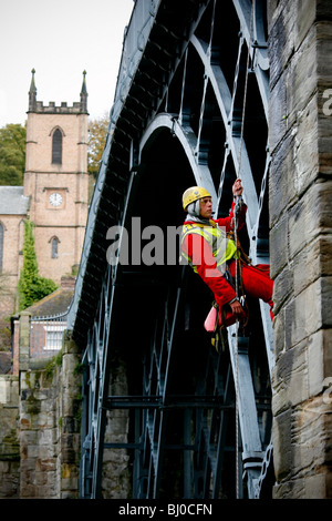 Surveyor de l'inspection du pont de fer à Ironbridge, Telford, Shropshire. Banque D'Images