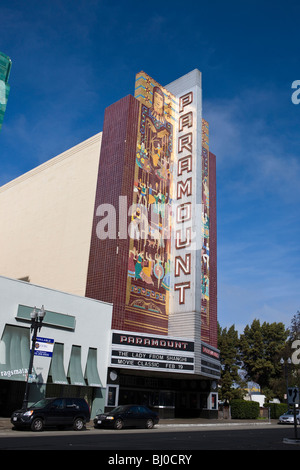 Extérieur de la Paramount Theatre, 2025 Broadway, Oakland. C'est le "l'Art Déco,' ou 'Moderne' style de movie palace Banque D'Images