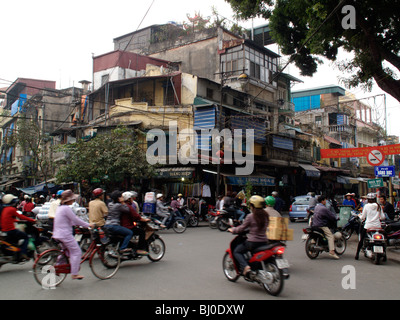 La circulation en moto dans les rues de Hanoï au nord du Vietnam Banque D'Images