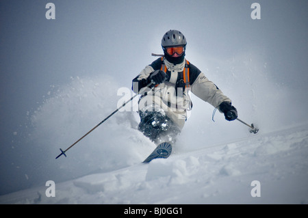 Skieur de télémark de mâles dans la neige d'hiver frais, Sierra Montagnes, Californie Banque D'Images