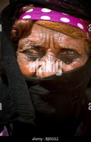 Vieille bédouine avec les yeux de la cataracte avec un voile dans les sources de Moïse, Canal de Suez, la péninsule du Sinaï, Égypte, Afrique Banque D'Images