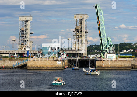 Blocage de bateau et pont-levis ouvert dans le bassin de la rivière port sur le fleuve Saint-Laurent, Québec, Canada Banque D'Images