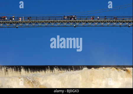 Pont suspendu sur le haut de la Chute Montmorency, Beauport, Québec, Canada Banque D'Images