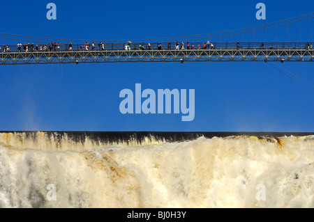 Pont suspendu sur le haut de la Chute Montmorency, Beauport, Québec, Canada Banque D'Images