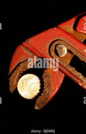 Pièce en euros à l'aide d'une pince Banque D'Images