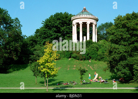 Les gens à l'Monopteros dans le Jardin Anglais de Munich, Allemagne Banque D'Images