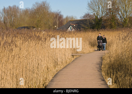 Les gens se promener à Cosmeston Lakes Country Park Penarth près de Cardiff sur une journée ensoleillée en Mars Banque D'Images