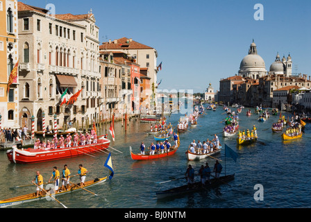 Italie Venise Grand Canal Regatta Regata Storica. Église Santa Maria della Salute. HOMER SYKES Banque D'Images