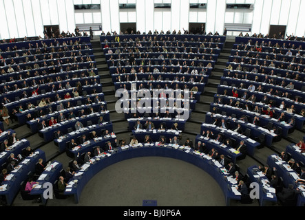 Les membres du Parlement dans l'hémicycle du Parlement européen pendant le vote, Strasbourg, France Banque D'Images