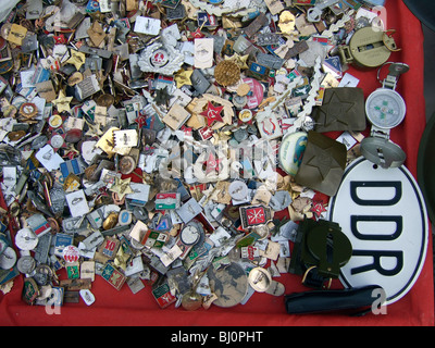 Insignes et badges d'honneur sur un marché aux puces à Berlin, Allemagne Banque D'Images