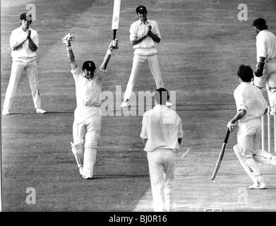 Geoff boycott marque son 100e 100 à Headingley. Banque D'Images