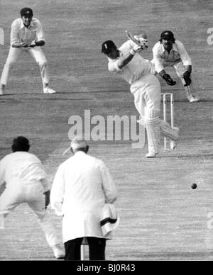 Geoff boycott marque son 100e 100 à Headingley. Banque D'Images