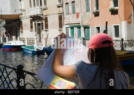 Carte de Venise Italie. Touriste perdu étudiant une carte pliante de Venise des années 2009 2000 HOMER SYKES Banque D'Images