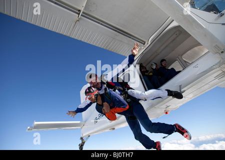 Effectuer un saut en tandem s'amuser ensemble et se sont sortis sur la ruée sur le bleu du ciel. La sortie d'un avion est difficile. Banque D'Images