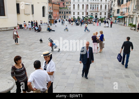 Venise Italie gondolier en robe traditionnelle et touristes japonais, Campo Santa Maria Formosa. Années 2000 2009 HOMER SYKES Banque D'Images