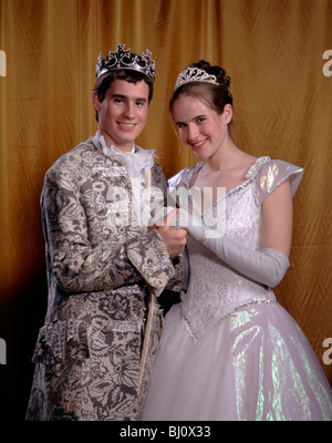 Cendrillon et son Prince, en costume pour un haut rendement scolaire de la jouer. Banque D'Images