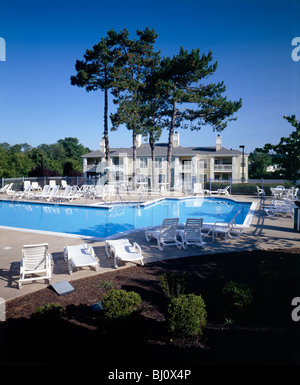 Piscine et haut de gamme, moderne appartement de deux étages complexe dans la banlieue de Philadelphie, Pennsylvanie, USA Banque D'Images