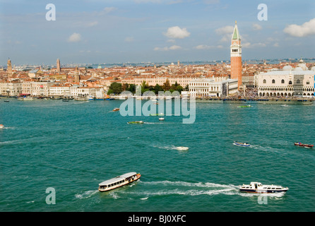 Vaporetto Venise Italie prises à partir de San Giorgio Maggiore à l'ensemble de la Place St Marc / Piazza San Marco. Banque D'Images