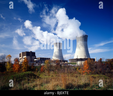 La vapeur s'élève des tours de refroidissement de la centrale nucléaire de Limerick, Limerick, New York, USA Banque D'Images