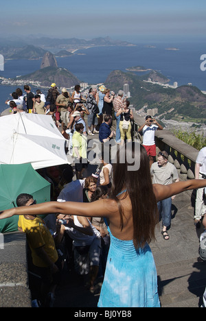 Les touristes en face de la Statue du Christ Rédempteur, Rio de Janeiro, Brésil Banque D'Images