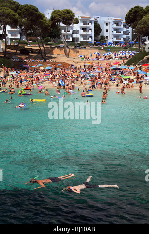 Personnes sur une plage, l'hôtel Cala D'Or, Espagne Banque D'Images