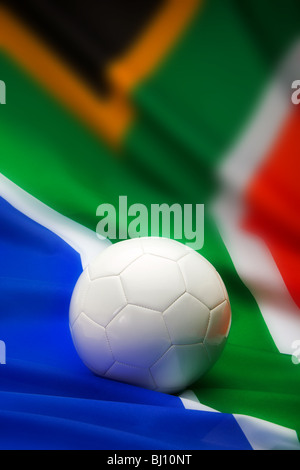 Un fond blanc avec football drapeau sud-africain dans l'arrière-plan Banque D'Images